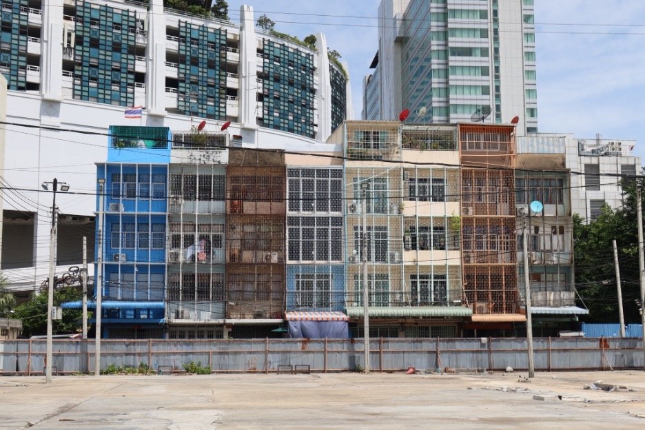 Tenement-housing-in-the-foreground-with-modern-developments-looming-behind