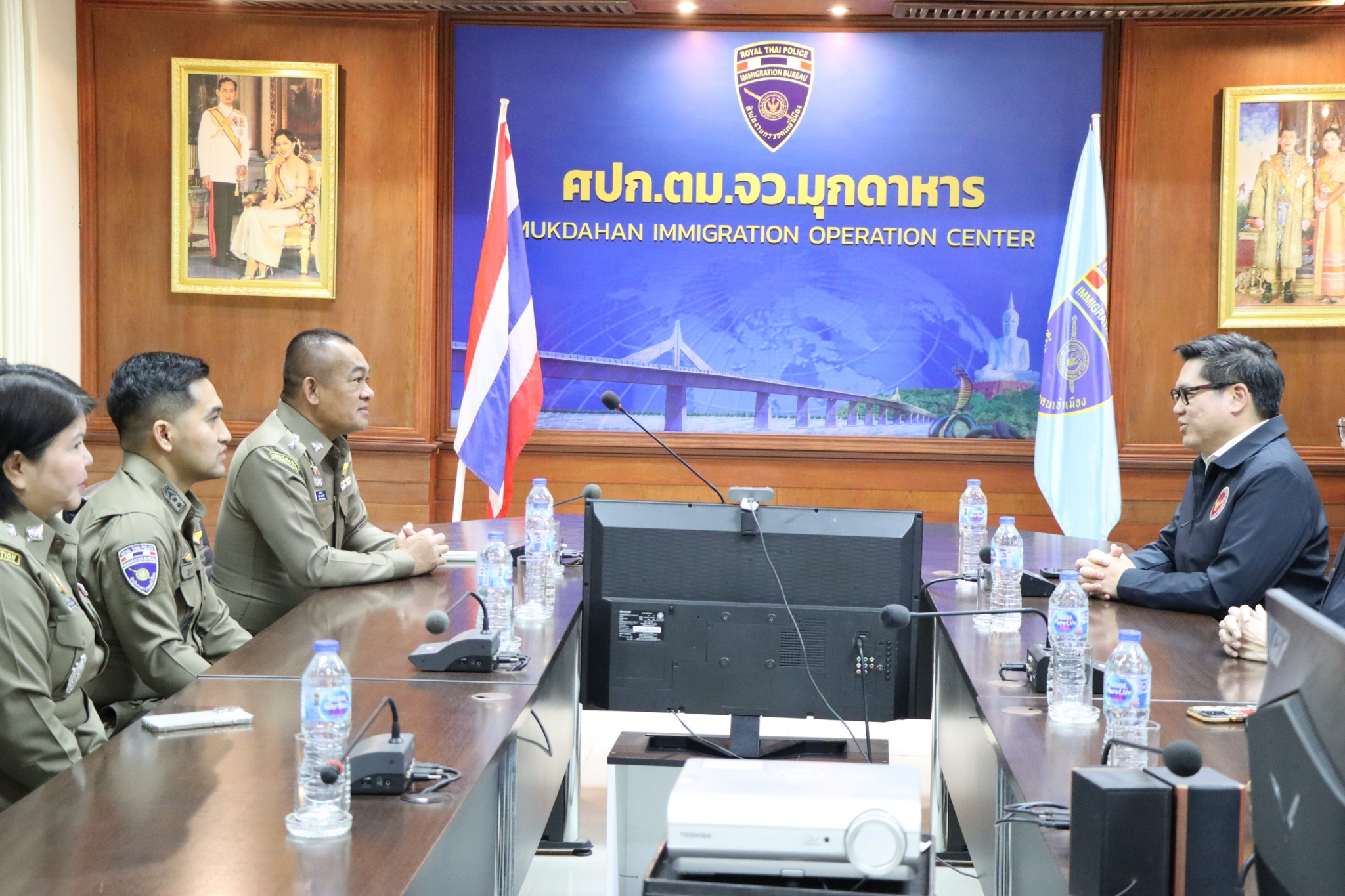 กสญ._เข้าพบหารือกับ_ผกก._ตม._มุกดาหาร_1