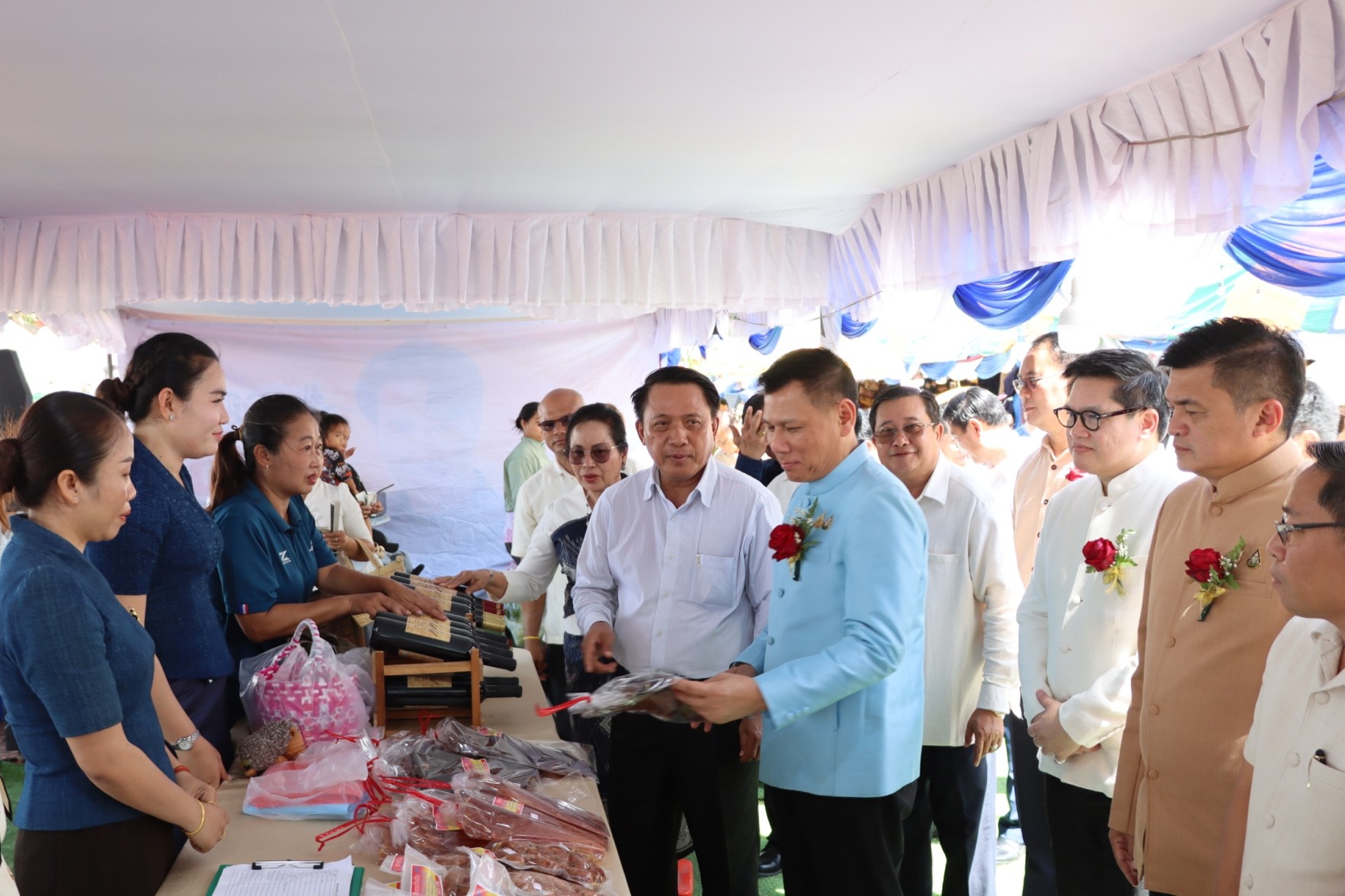 LINE_ALBUM_งานออกพรรษาแข่งเรือมุก-สะหวัน_68_251009_4_(2)