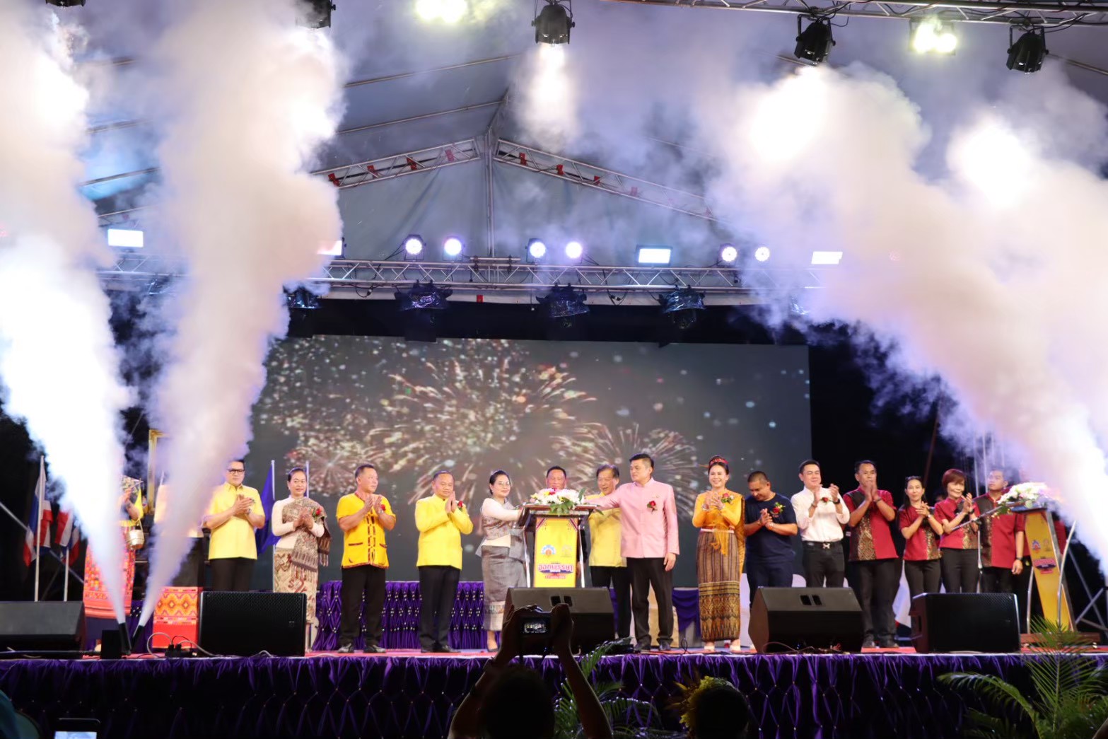 LINE_ALBUM_งานออกพรรษาแข่งเรือมุก-สะหวัน_68_251111_1