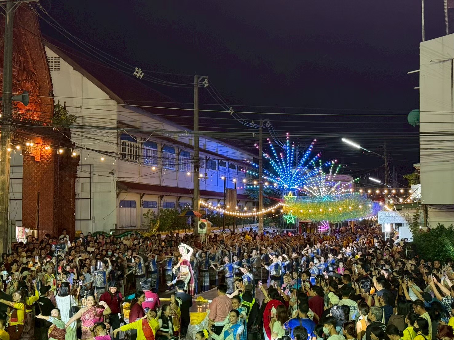 LINE_ALBUM_งานออกพรรษาแข่งเรือมุก-สะหวัน_68_251111_2