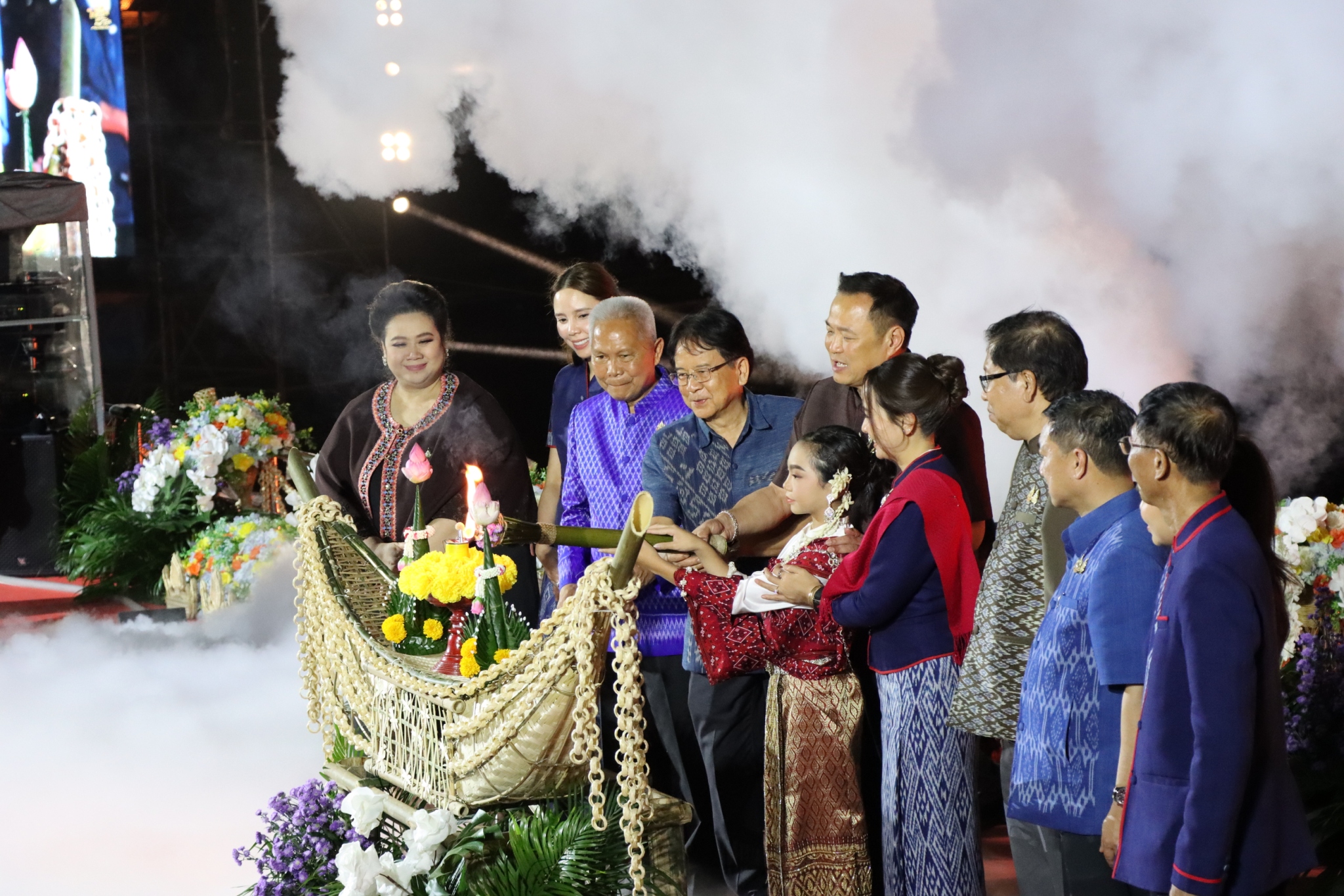 LINE_ALBUM_งานไหลเรือไฟ_จ._นครพนม_68_67_251111_2