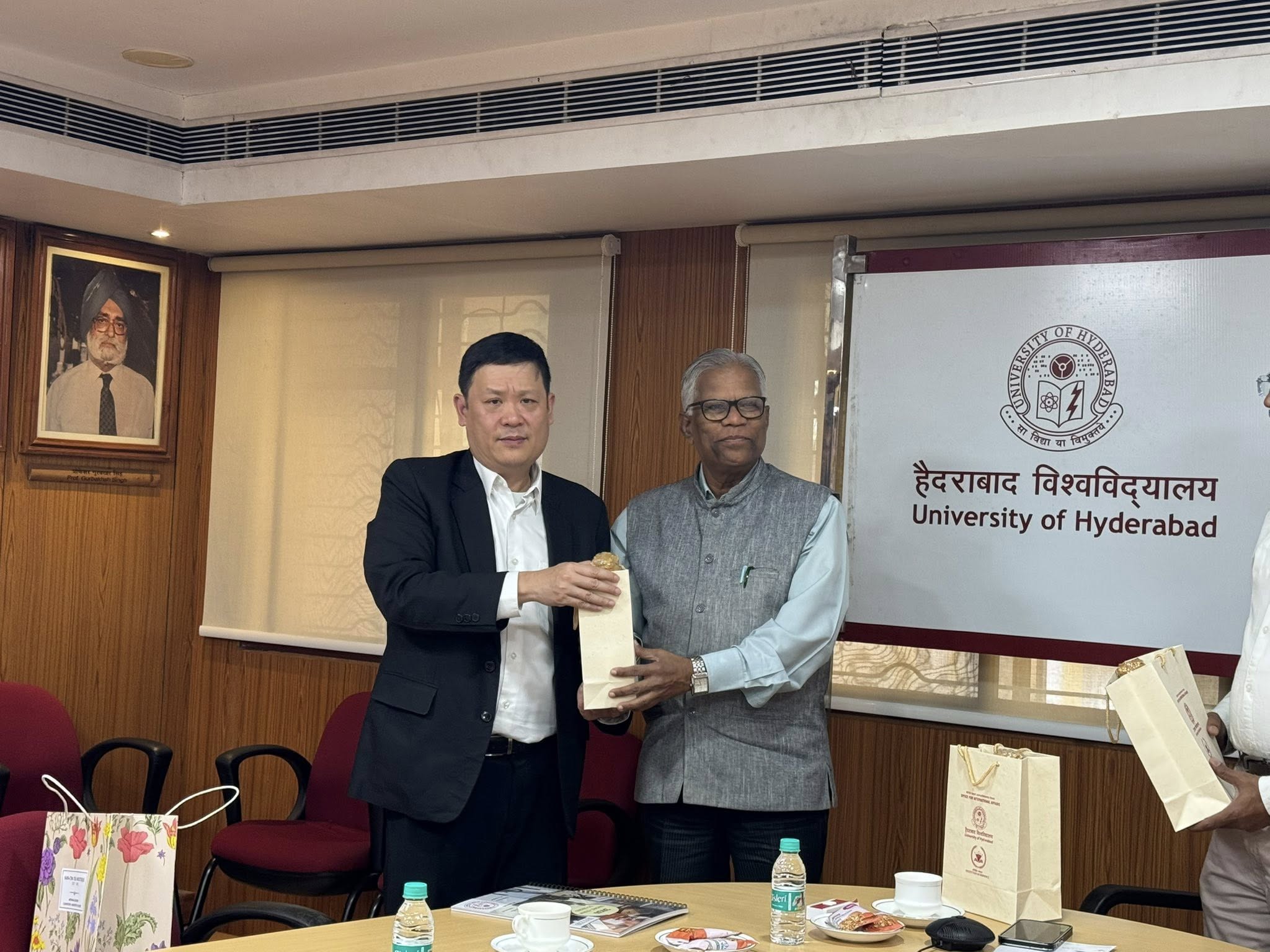 J Rao กงสุลใหญ่รชา อารีพรรค พบหารือกับศาสตราจารย์ B.J. Rao อธิการบดี ...