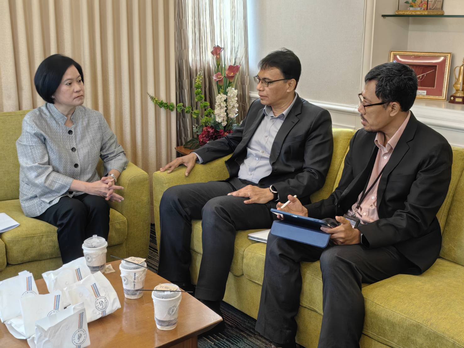 Ambassador of Thailand to Singapore, met with CEO of the Islamic ...