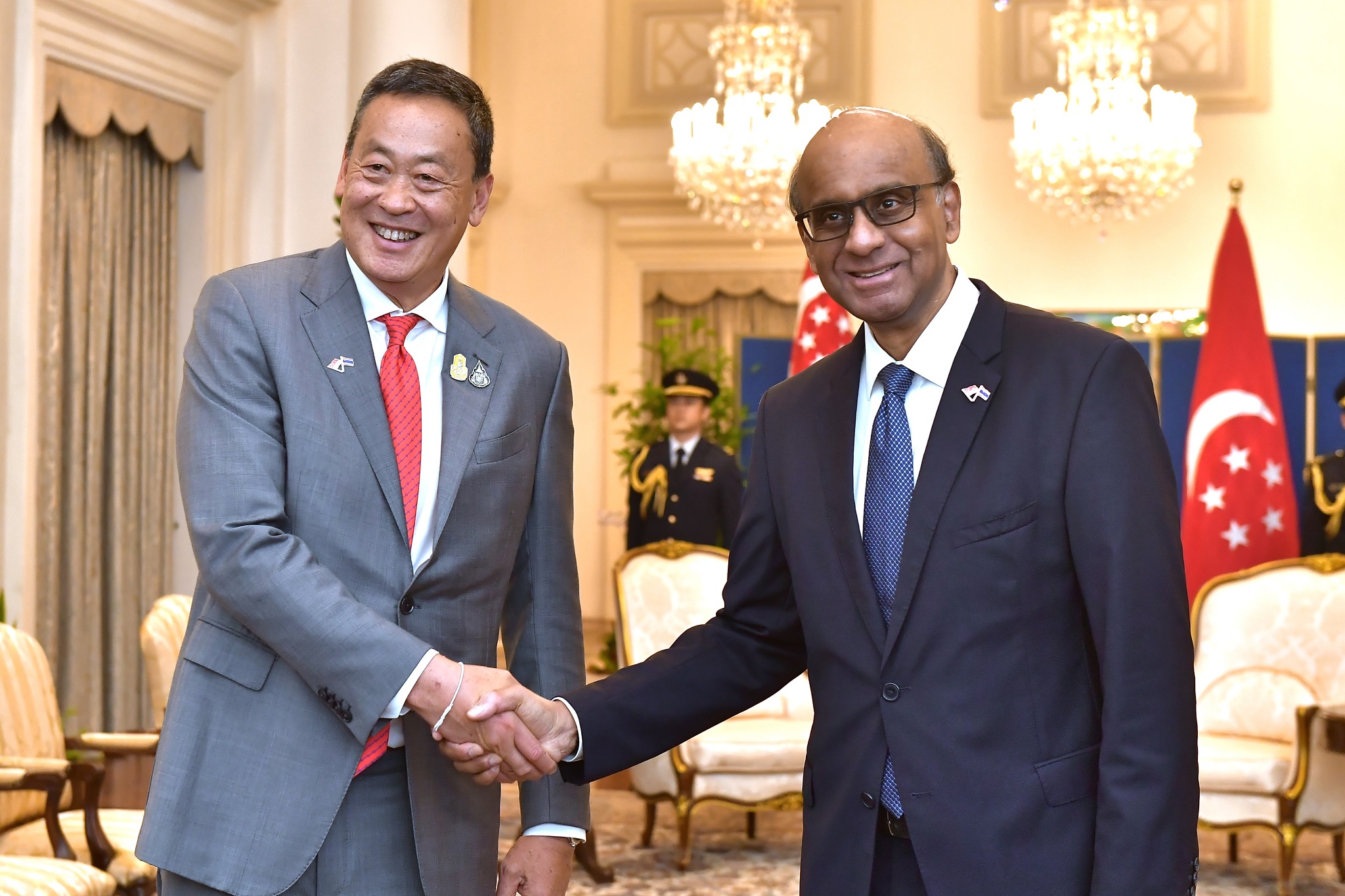 PM_Srettha_with_President_handshake
