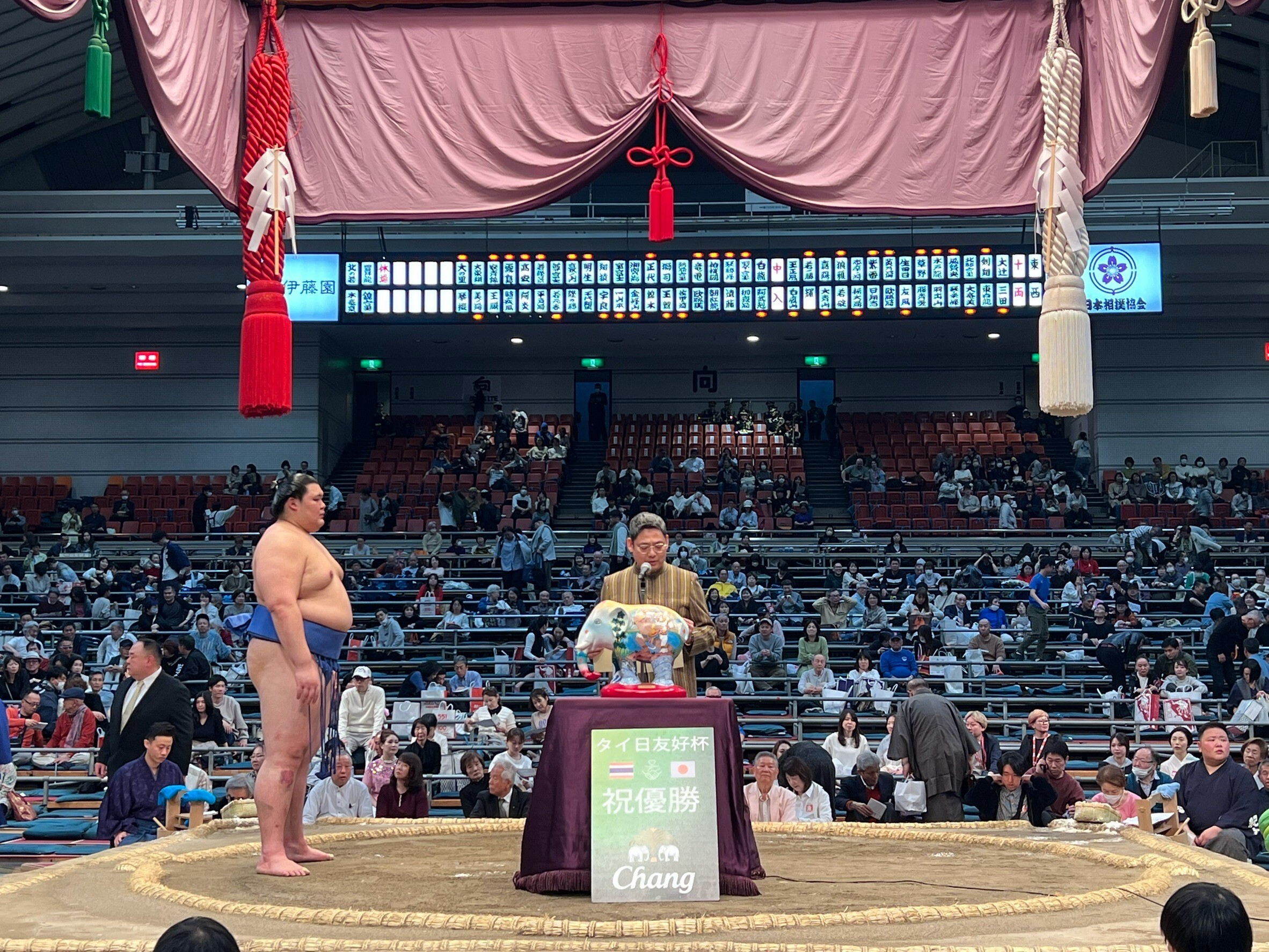 総領事が大相撲3月場所優勝力士に「タイ日友好杯」授与 - สถานกงสุล