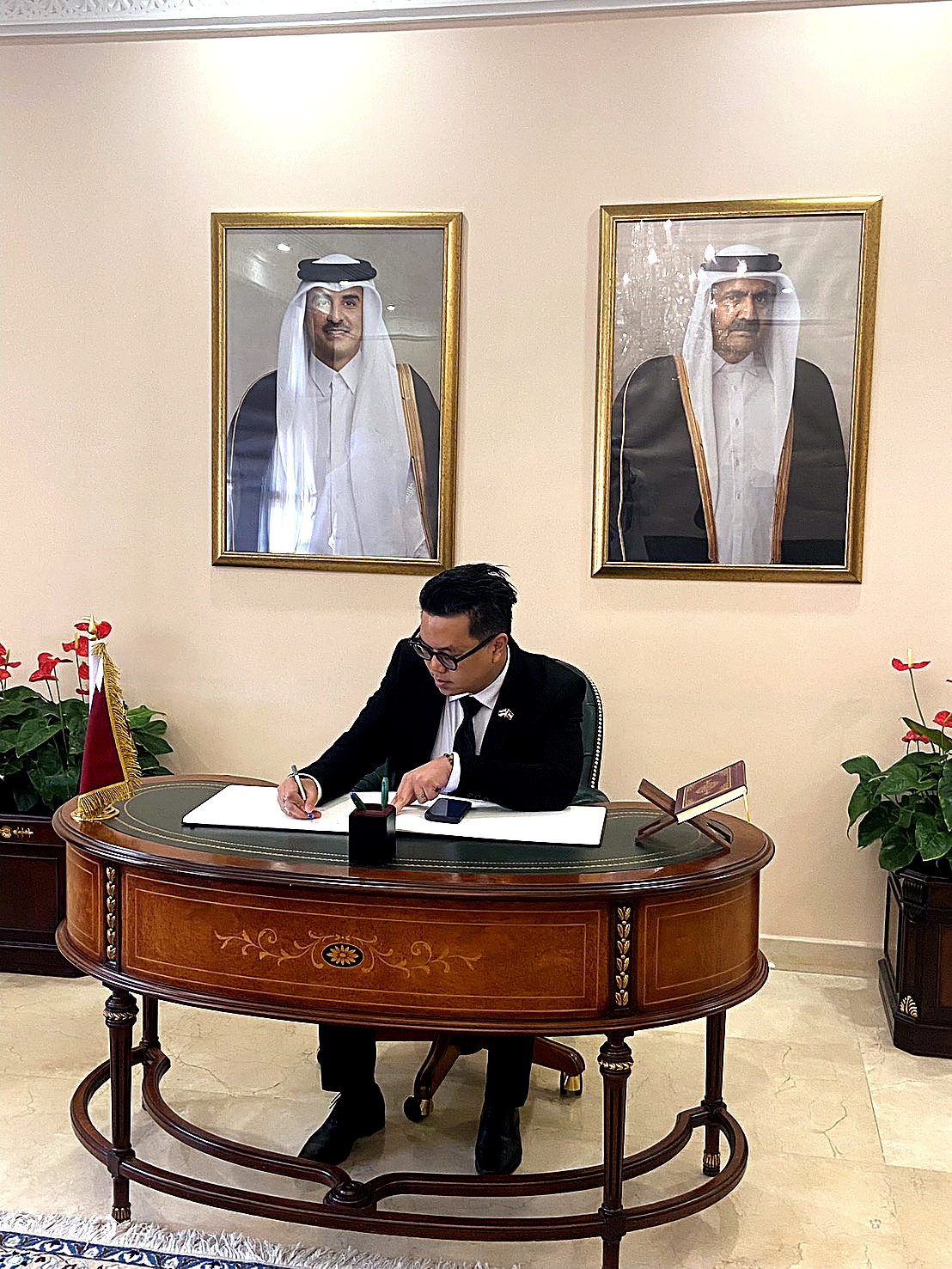signing_desk