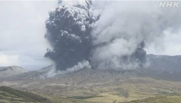 Aso_Eruption_from_NHK_20211020