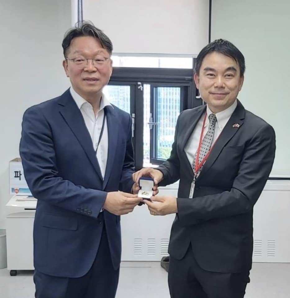 Minister and Mr. Narong Boonsatheanwong, Deputy of