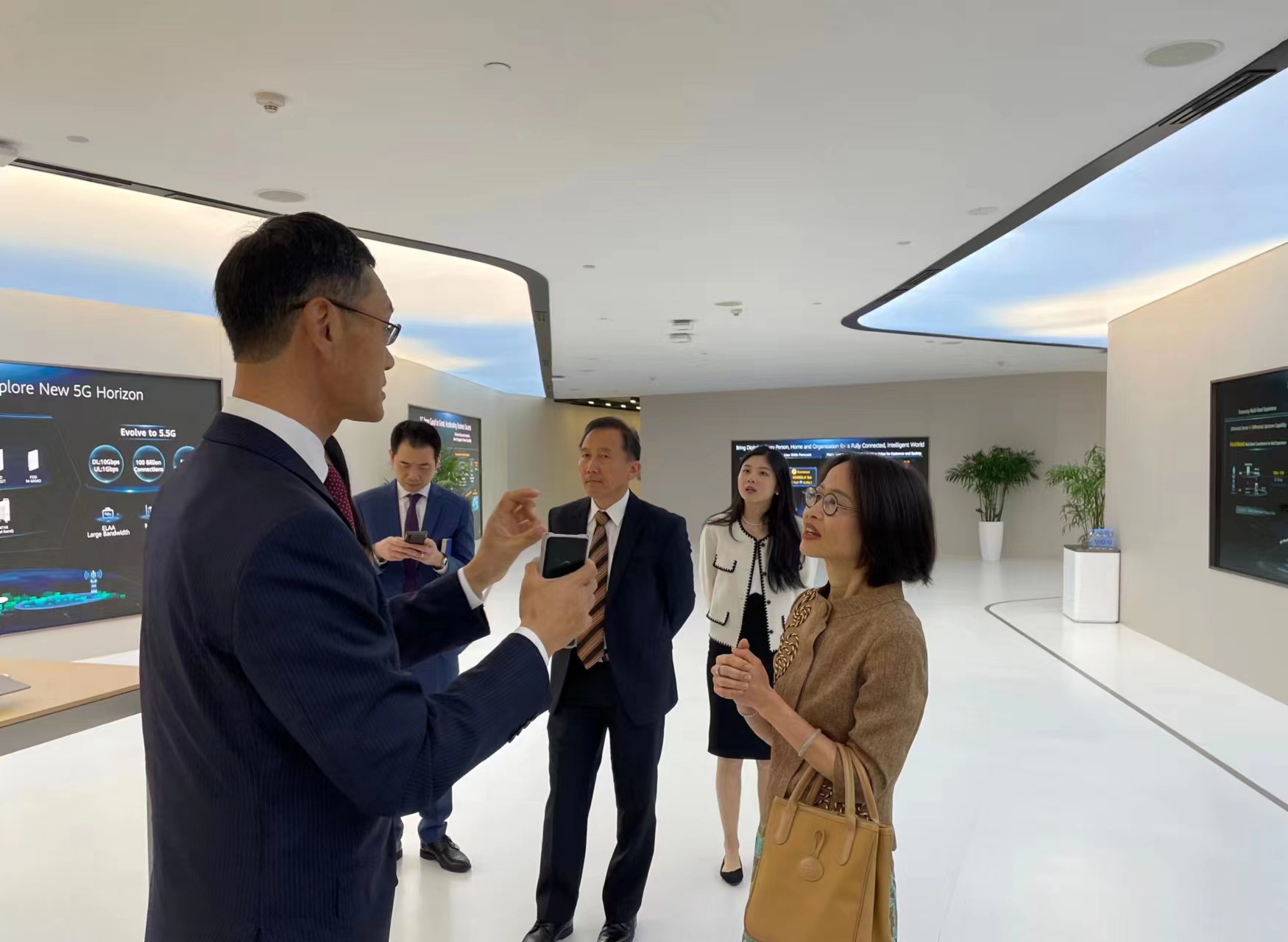 ทีมประเทศไทยพบหารือกับผู้บริหารบริษัท Huawei - สถานกงสุลใหญ่ ณ นครเซี่ยงไฮ้