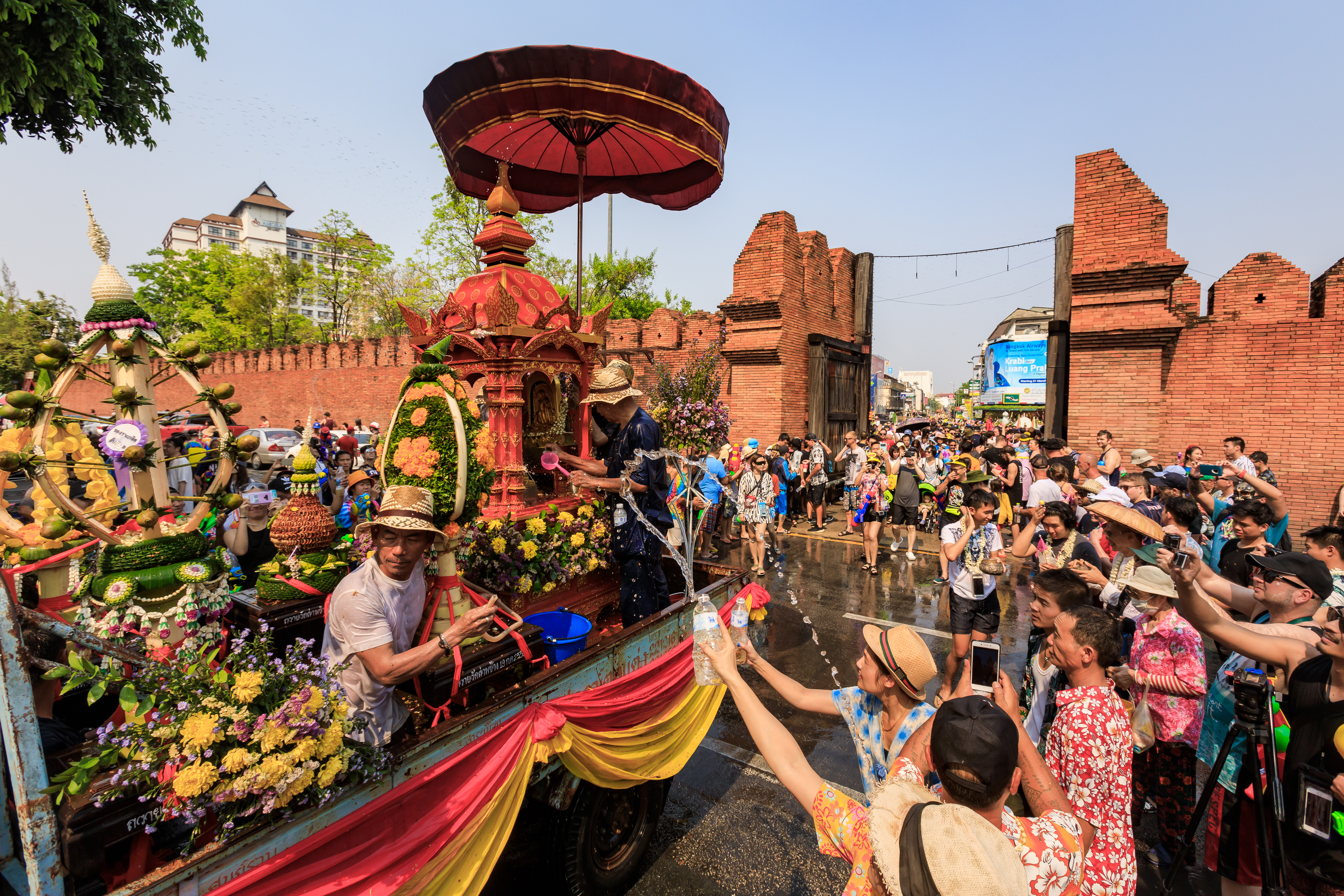 Chiang_Mai-Tha_Phae_Gate-Songkran_Festival_(ประเพณีสงกรานต์)_193801JM