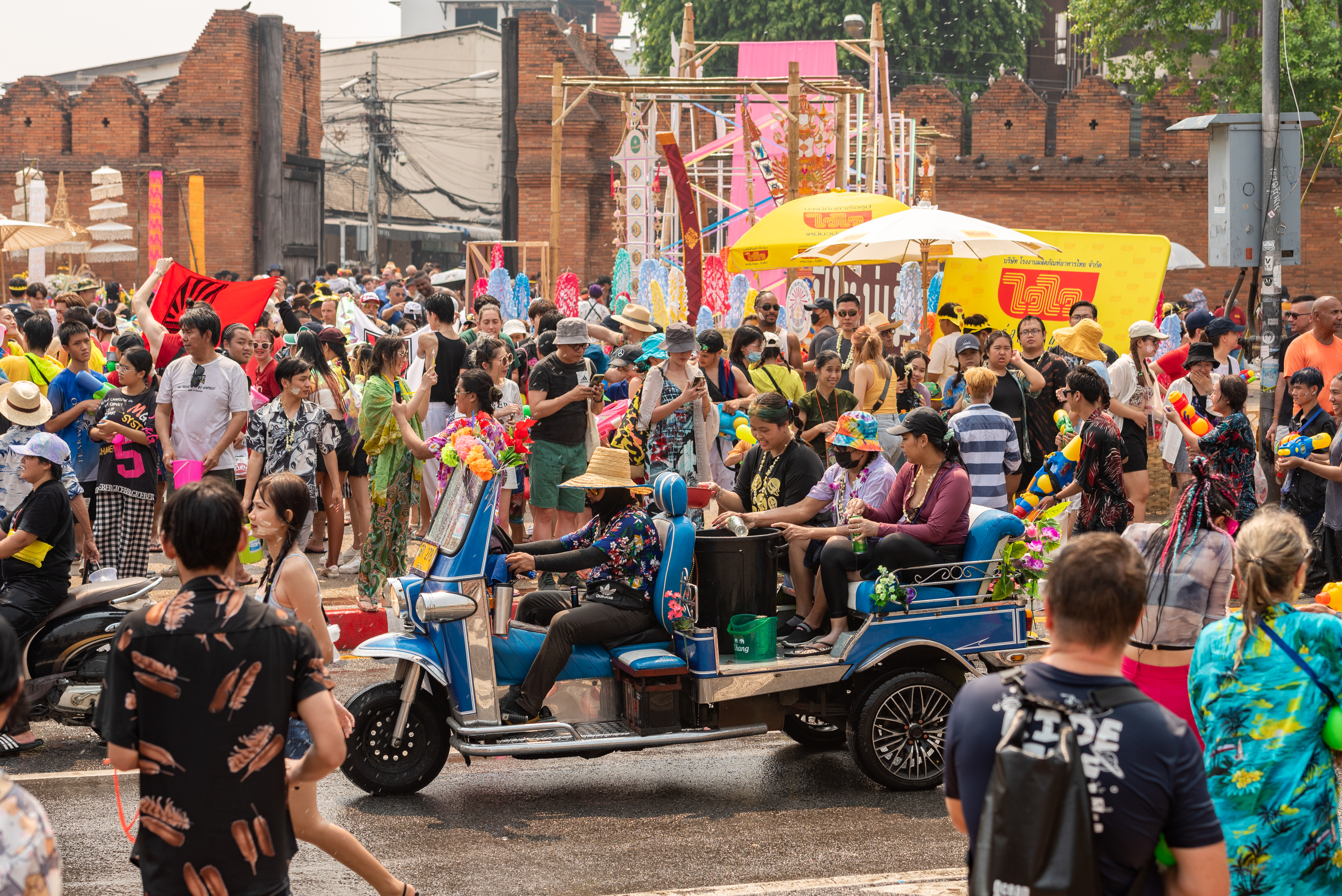 Chiang_Mai-Tha_Phae_Gate-Songkran_Festival_(ประเพณีสงกรานต์)_235596MC