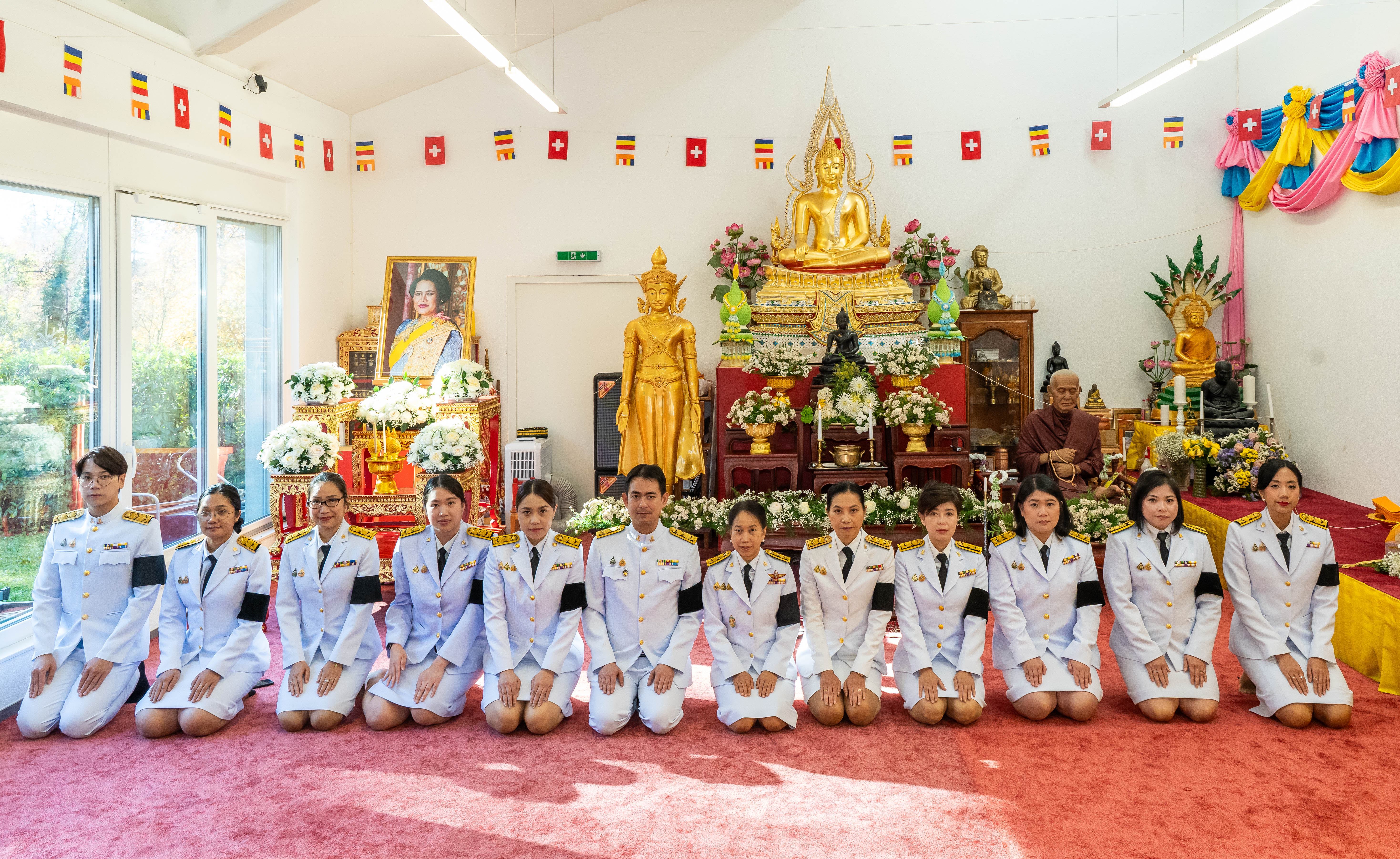 ภาพหมู่เฉพาะชุดขาว