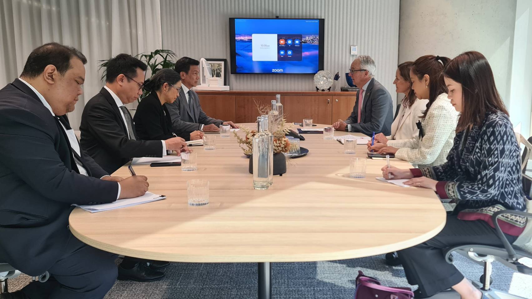 Parnpree Meets Moore on Investment Strategy