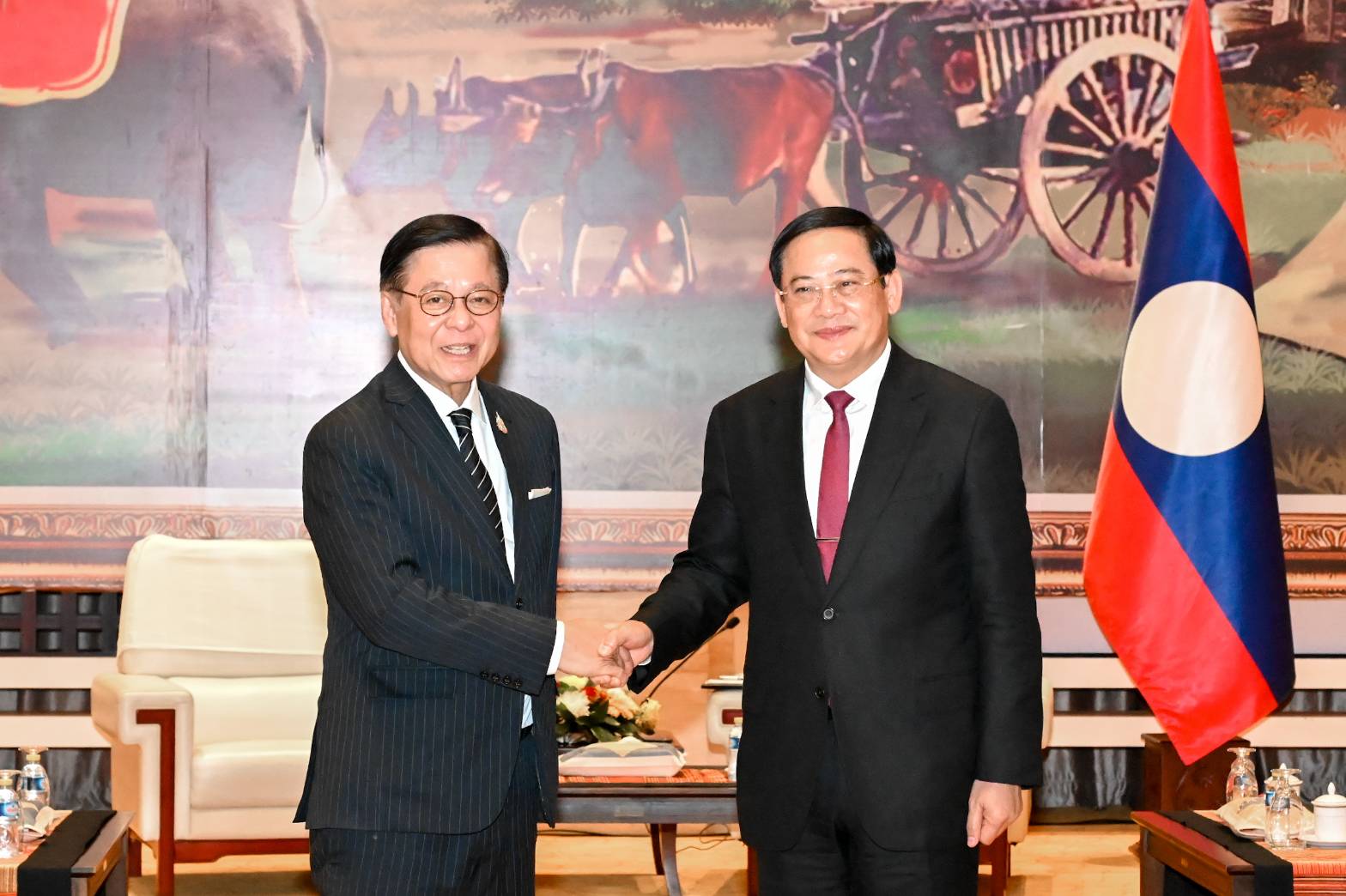 Deputy Prime Minister Meets with Lao Prime Minister to Discuss Connectivity