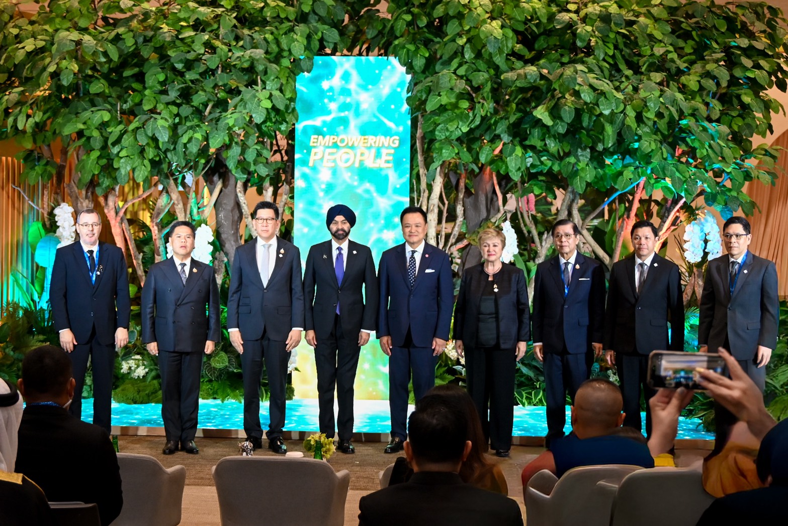 Deputy Prime Minister Visits IMF Pavilion