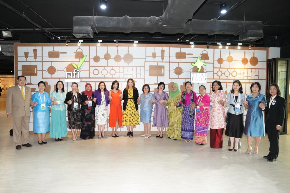 The Spouse of the Minister of Foreign Affairs of Thailand leads the ...