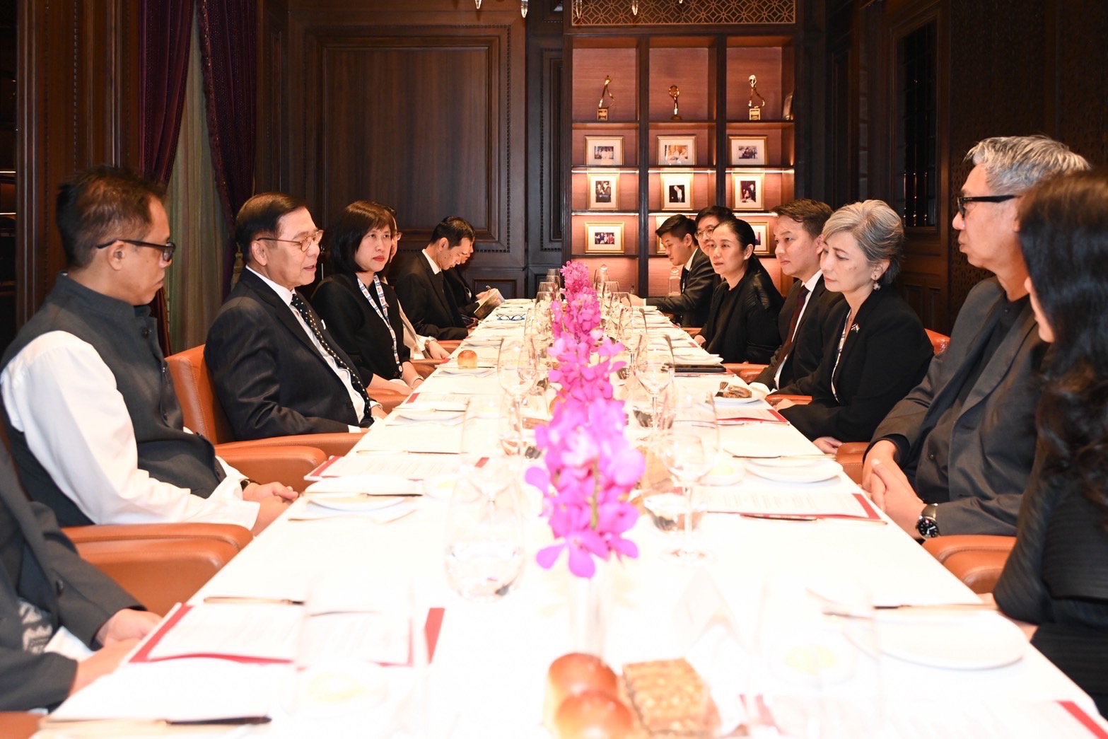 Thai Minister Hosts Business Roundtable in India
