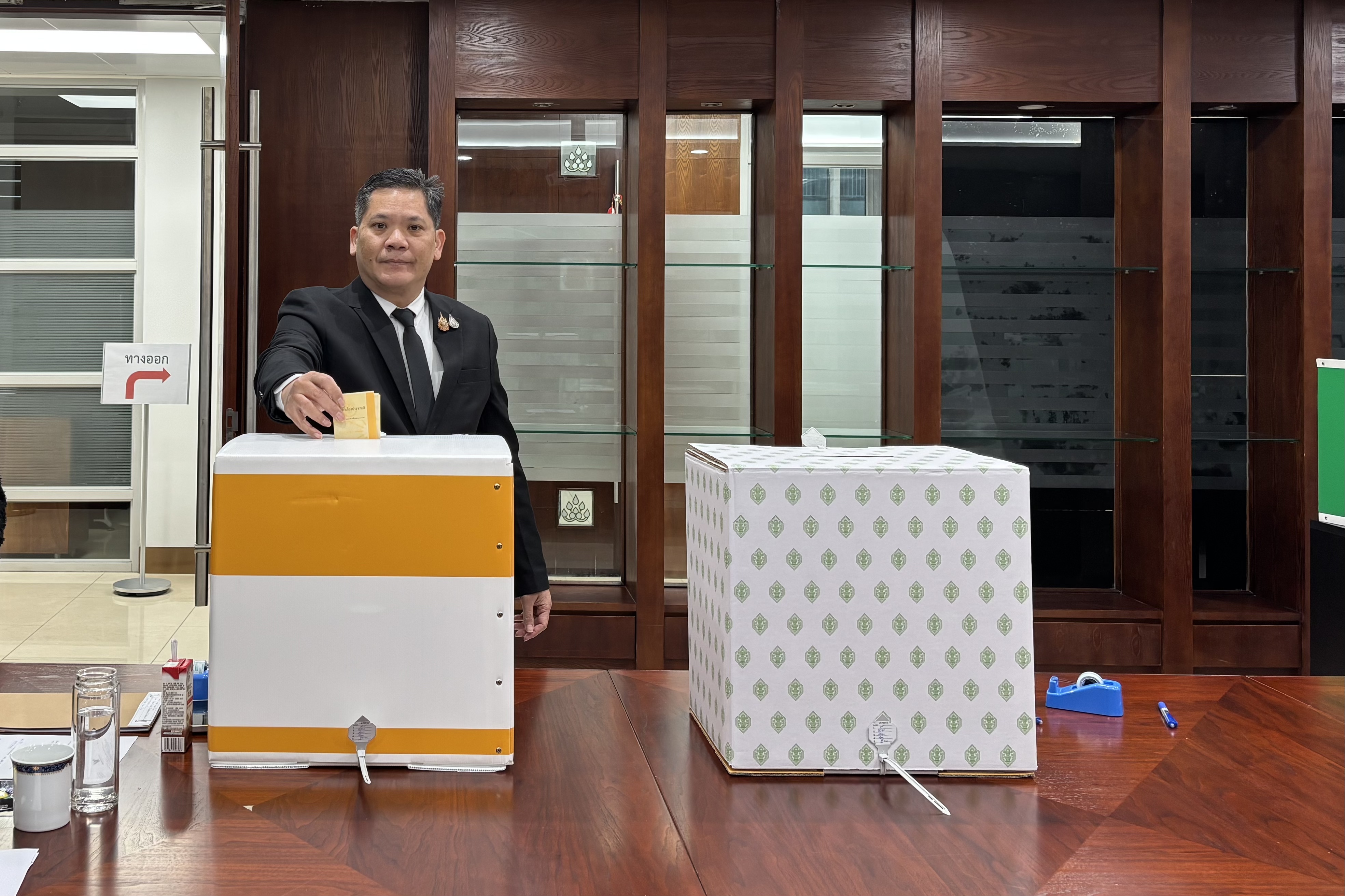 หย่อนบัตรสีทอง